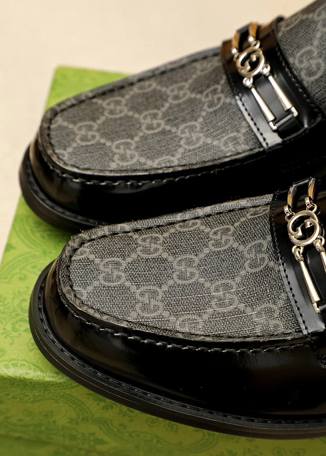 Men's shoes 💰480 💐 Product trademark: GUCCI "Gucci" casual leather shoes Regular size: 38-44 (45.46🉑️customized) Product materials: Selected imported first-layer calfskin embossed upper + luxury hardware buckle, imported water-dyed cowhide leather lining. Strong three-dimensional visual effect, original outsole color: 2 colors available